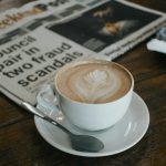 拿鐵咖啡與報紙｜圖片來源：Unsplash｜攝影：Abo Ngalonkulu