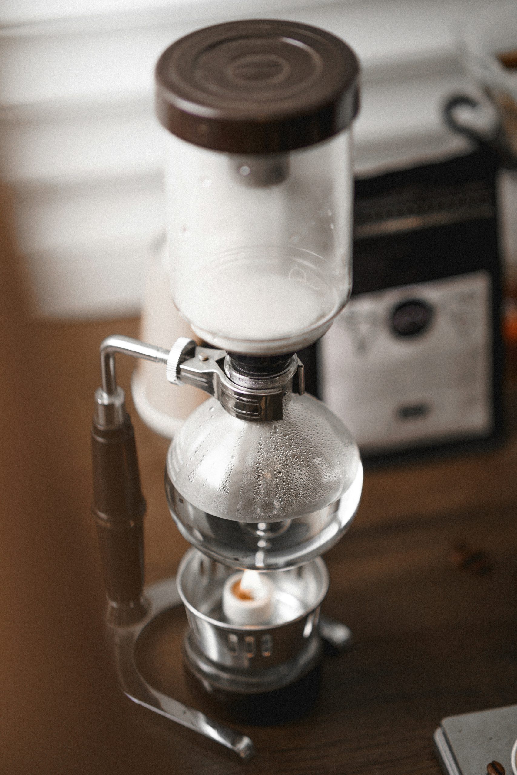 虹吸咖啡壺 | 圖源:Unsplash | 攝影:Amr Taha™