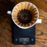 手沖咖啡｜圖片來源：Unsplash ｜ 攝影：Devin Avery