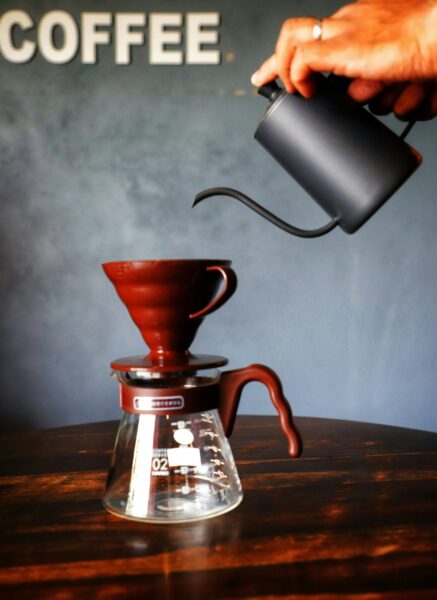 手沖咖啡｜圖源：Unsplash ｜ 攝影：Kashish Lamba