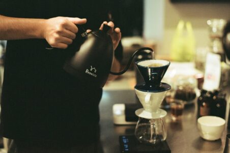 手沖咖啡｜圖源：Unsplash ｜ 攝影：Emma Ou
