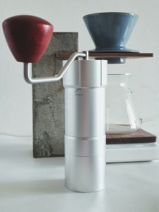 手搖磨豆機｜圖源：Unsplash ｜ 攝影：zhangzu