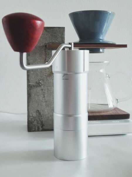 手搖磨豆機｜圖源：Unsplash ｜ 攝影：zhangzu