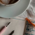 咖啡與筆記本 | 圖片來源：Unsplash ｜ 攝影：Buse Doga Ay