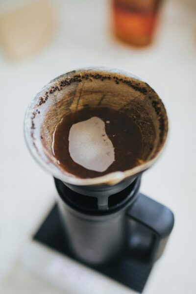 咖啡濾杯｜圖源：Unsplash ｜ 攝影：Nathan Dumlao