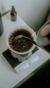 手沖咖啡注水｜圖源：Unsplash ｜ 攝影：Samuel Charris