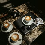 悠閑的咖啡時光｜圖片來源：Unsplash ｜ 攝影：alex jhonson