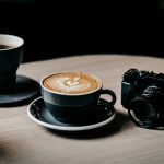 美式咖啡和拿鐵咖啡｜圖源：Unsplash ｜ 攝影：insung yoon