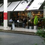 半室外咖啡店 ｜ 攝影 Joe Yu ｜ 圖片來源： Unsplash