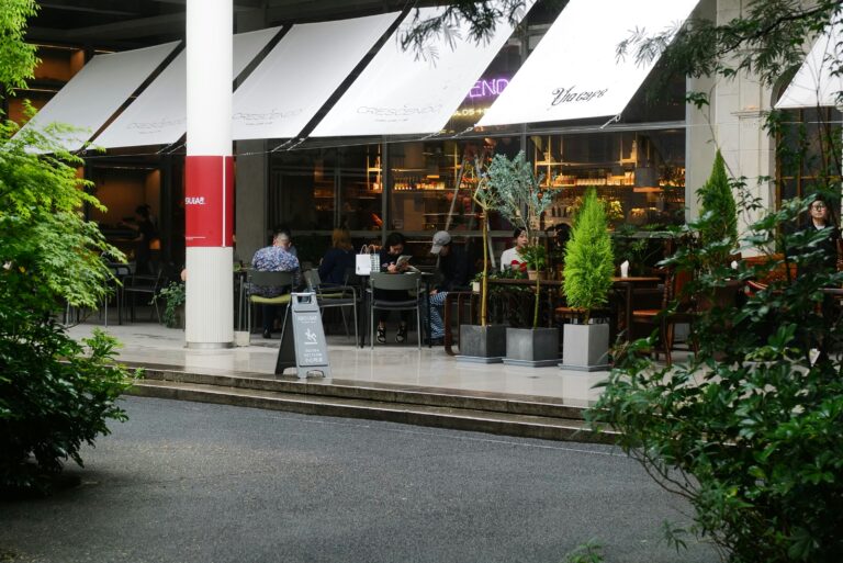 半室外咖啡店 ｜ 攝影 Joe Yu ｜ 圖片來源： Unsplash