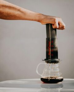AeroPress愛樂壓｜ 攝影：Onur Kaya圖片來源： Unsplash
