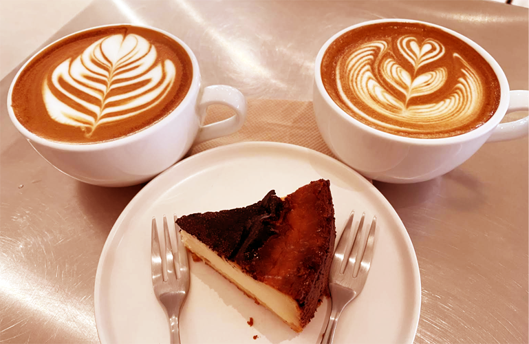 Always Day One Cafe拿鐵咖啡與起司蛋糕｜圖片來源：Google Map