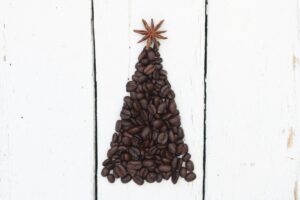 Christmas coffee｜攝影： Elin Melaas圖片來源：Unsplash