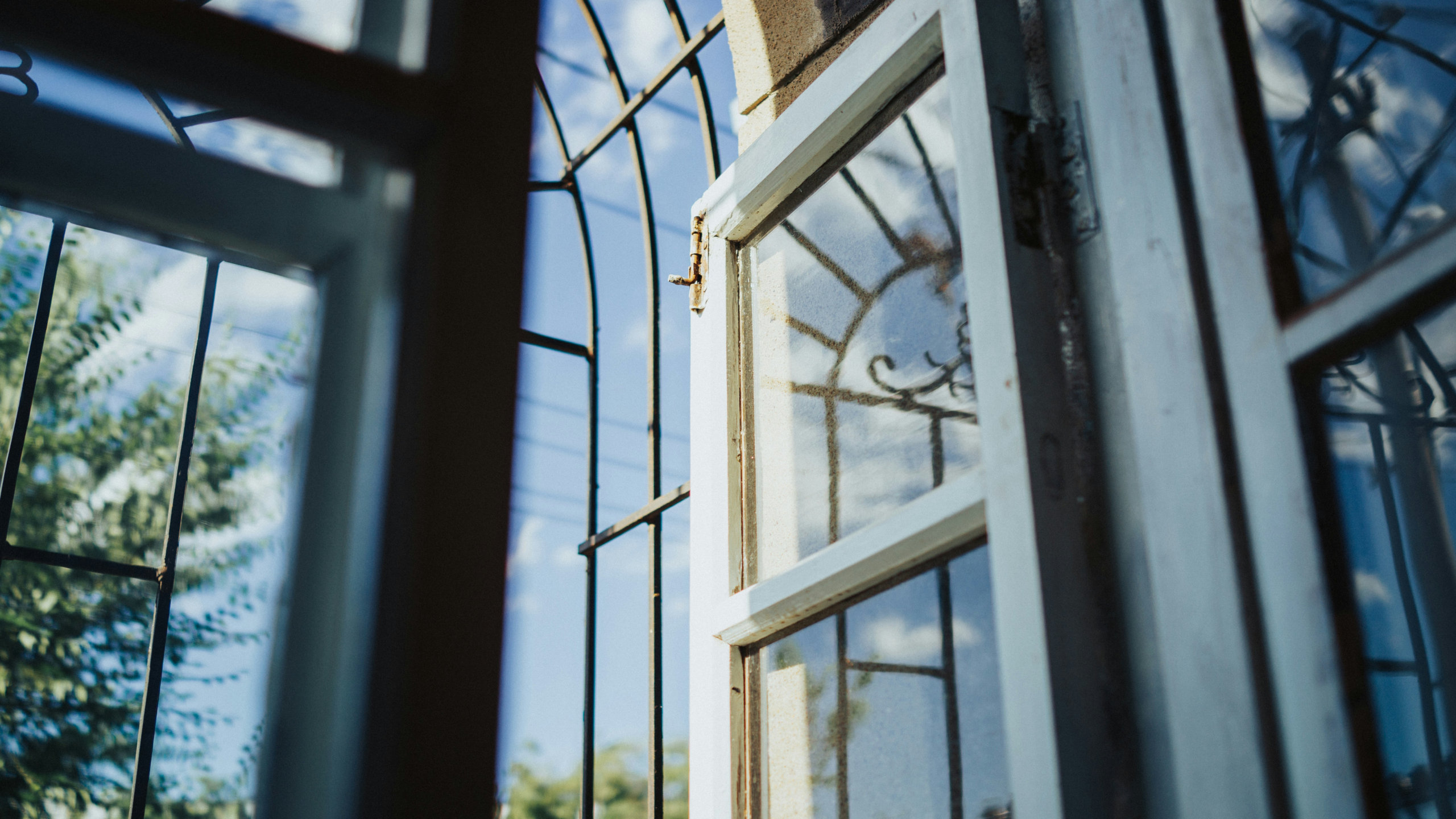 玻璃窗 ｜ Photo by Shiqi ZHAO on Unsplash