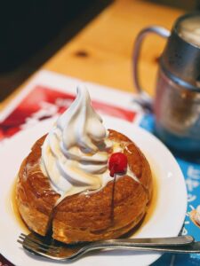 櫻桃千層派 ｜ Photo by Toshi Kuji on Unsplash