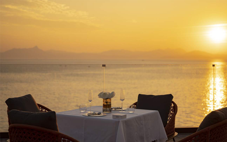 苫也暮懸崖海景餐廳 | 圖片來源：klook.com