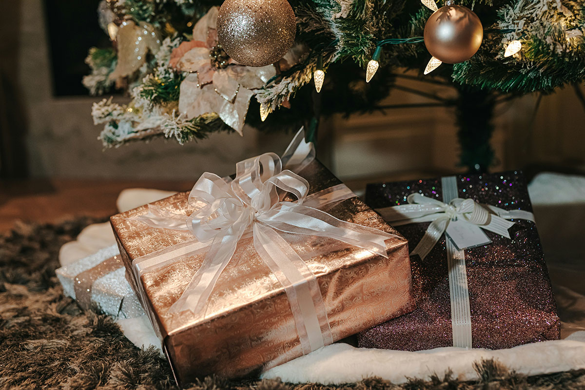 耶誕節交換禮物｜攝影：Andrew Valdivia 圖片來源： Unsplash