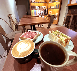 16.67 Cafe 藍莓厚片、總匯三明治、拿鐵咖啡與美式咖啡｜圖片來源：Google Map