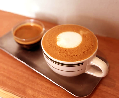 Coffee Along 1+1（濃縮＋卡布奇諾咖啡）｜圖片來源：Google Map
