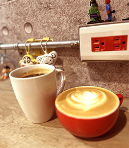 TWO SHOTS 開封店 美式咖啡與拿鐵咖啡｜圖片來源：Google Map