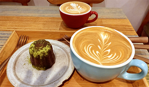 Twin Brothers Coffee 拿鐵咖啡與抹茶可麗露｜圖片來源：Google Map