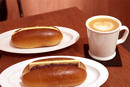 powder coffee roasters 紅豆奶油脆皮麵包與卡布奇諾咖啡｜圖片來源：Google Map