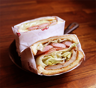 丸角自轉生活咖啡甜不辣香腸三明治｜圖片來源：Google Map