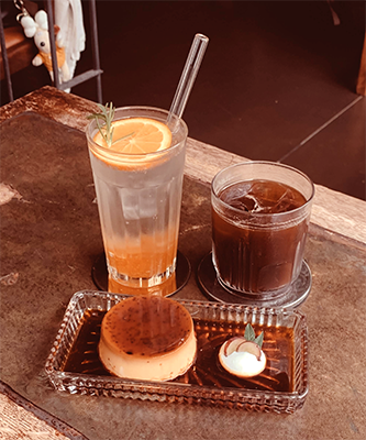 二會咖啡廳 手工布丁、橘子氣泡水與冰美式｜圖片來源：Google Map