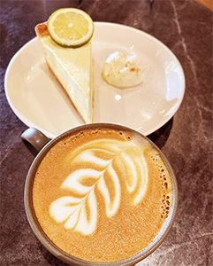 冉冉生活城中店拿鐵咖啡和起司蛋糕｜圖片來源：google map