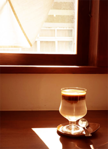 咖啡一派 the coffee folks冰拿鐵｜圖片來源：Google Map