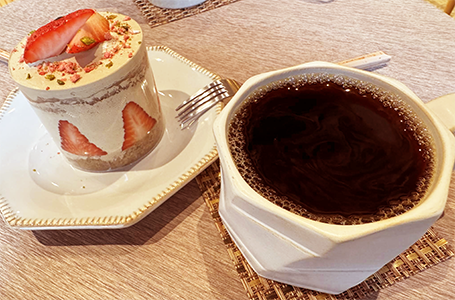 哩家咖啡 單品咖啡與草莓戚風蛋糕｜圖片來源：google Map