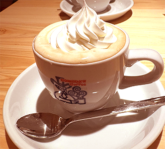客美多咖啡 Komeda‘s Coffee - 誠品站前店 維也納咖啡｜圖片來源：Google Map