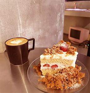 抹More卡布奇諾咖啡與草莓肉鬆蛋糕｜圖片來源：Google Map