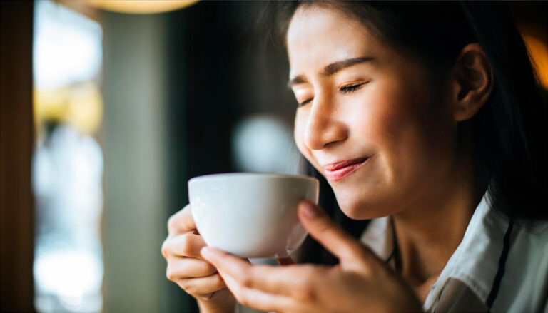 早晨喝咖啡的幸福時光｜圖片來源：freepik