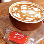 Arthere Café 上樓看看咖啡拿鐵咖啡｜圖片來源：Google Map