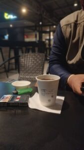 Holding a cup of black coffee in a paper cup｜攝影：Wahyu Kurniawan 圖片來源： Unsplash