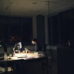 work overtime｜攝影：Vitaly Gariev 圖片來源： Unsplash