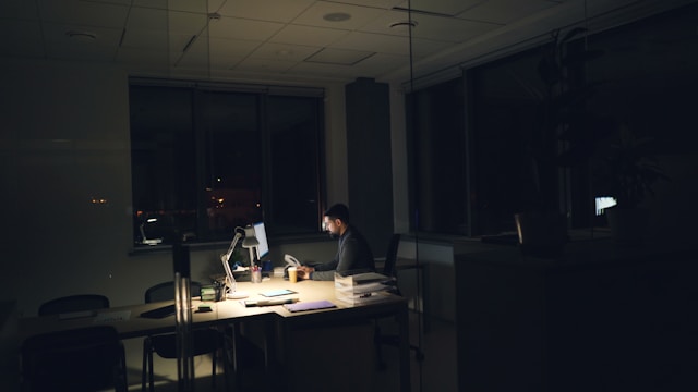 work overtime｜攝影：Vitaly Gariev 圖片來源： Unsplash