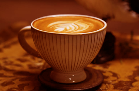 遷鳥陳列所咖啡吧拿鐵咖啡｜圖片來源：Google Map