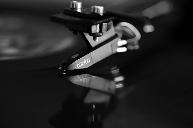 黑膠唱盤｜攝影：Lukas Tennie 圖片來源： Unsplash