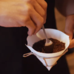 「松屋式」咖啡沖煮法前製作業|圖片來源：燃木珈琲