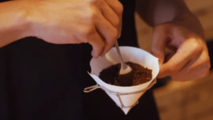 「松屋式」咖啡沖煮法前製作業|圖片來源：燃木珈琲