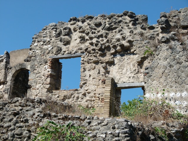 斷垣殘壁｜攝影：andro Pacilli 圖片來源： Unsplash