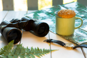 望遠鏡和咖啡｜圖片來源：Freepik