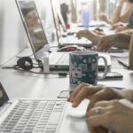 上班族在辦公室喝咖啡看著筆記型電腦｜攝影：Expressa Digital 圖片來源： Unsplash