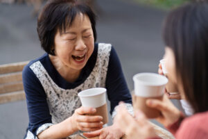 在咖啡廳愉快的聊天｜圖片來源：Freepik