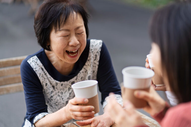 在咖啡廳愉快的聊天｜圖片來源：Freepik