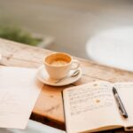 在咖啡館窗邊的位置寫筆記｜攝影：David Villasana ｜ 圖片來源：Unsplash