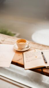 在咖啡館窗邊的位置寫筆記｜攝影：David Villasana ｜ 圖片來源：Unsplash