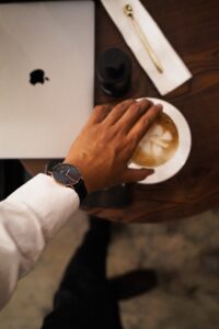 時間｜攝影Thiha Thet Htoo ｜圖片來源： Unsplash